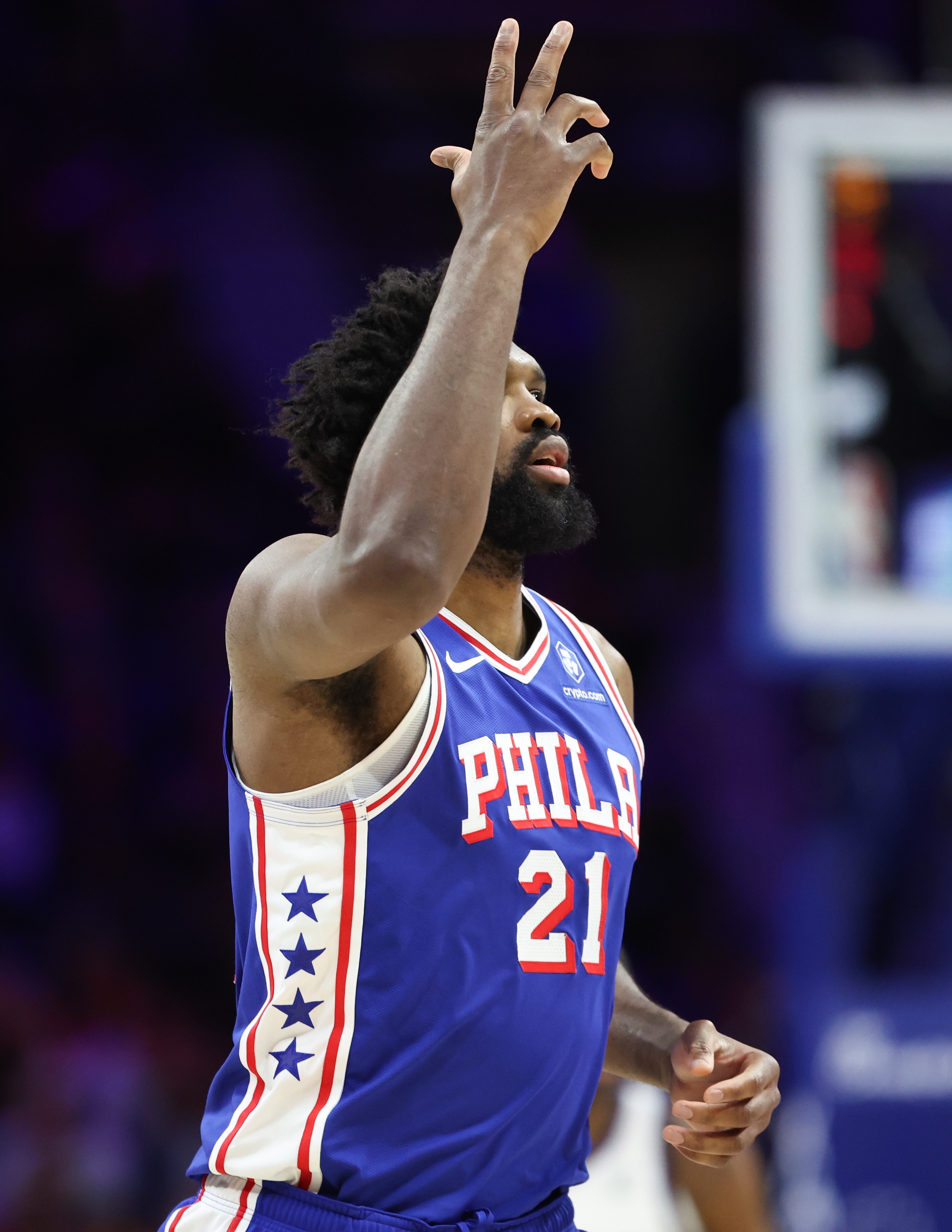 搜狐体育平台-恩比德复出后的两场场均32分6板4.5助1.5帽 投篮55.6% 三分66.7%